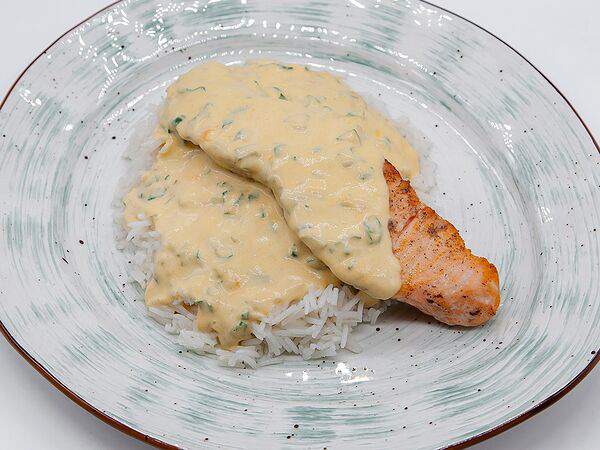 Тепло - Лосось в сливочно-шпинатном соусе