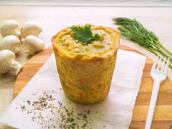 Каплэнд - Курочка с грибочками в сметанном соусе в картофельном стаканчике