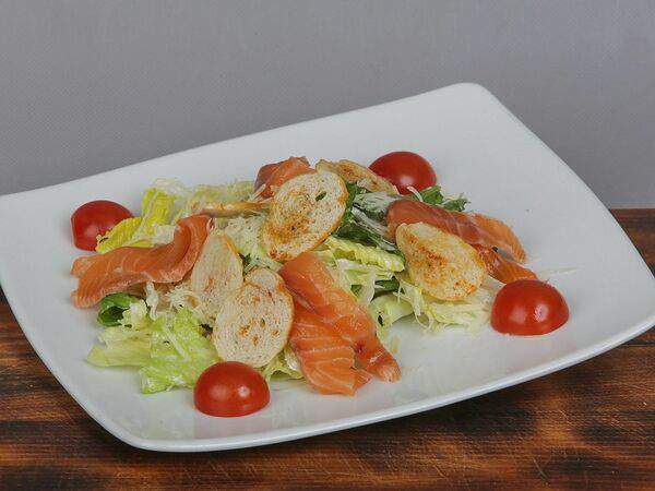 Гриль-Бар Лето - Салат Цезарь с семгой