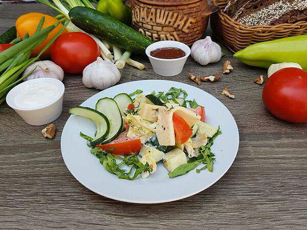 Ланч-кафе Baza Plaza - Салат с кальмаром и свежими овощами под пикантным соусом