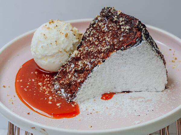 2A Concept. Coffee, Cake & Shop - Шоколадный чизкейк Сан Себастьян с мороженным и соленой карамелью