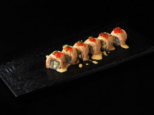 Кабуки - Ролл с опаленной семгой, красной икрой и кунжутным соусом