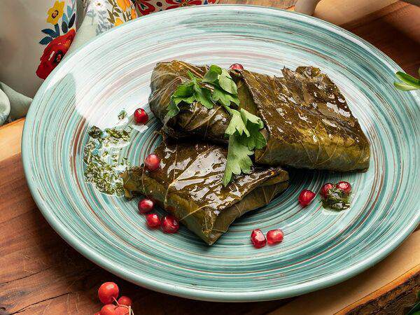 Нино и котэ - Сулугуни в винoградных листьях