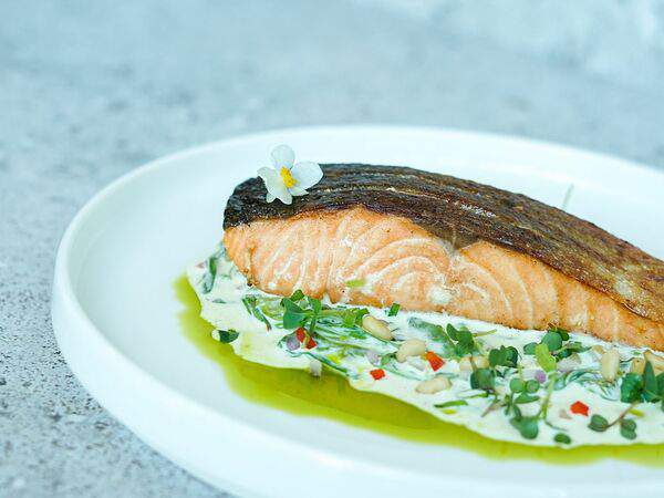 Plum - Стейк из лосося со сливочным соусом и кедровыми орешками