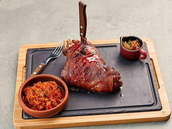 Pivino - Свиная рулька, запеченная в медовой глазури, с пряной тушеной капустой и соусом сальса