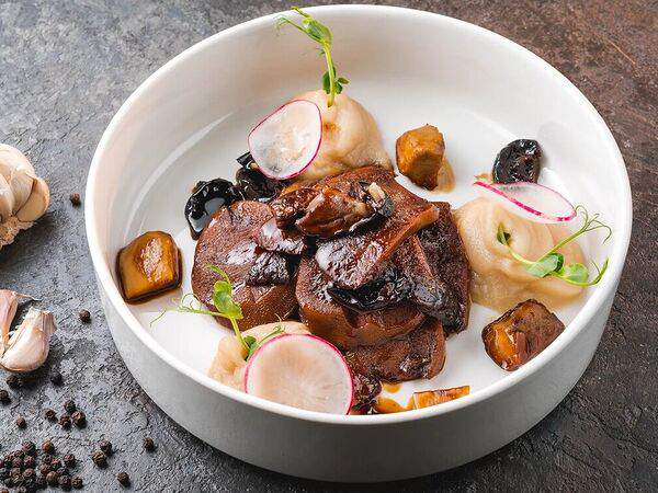 Chalet River Club - Говяжий язык с пюре из сельдерея