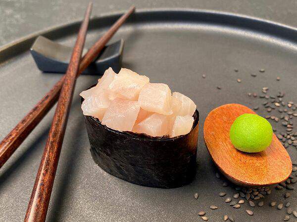 Лосось sushi & oysters - Гункан с морским окунем