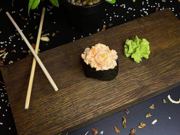 НЕФТЬ еда - Гункан с креветкой с соусом спайси