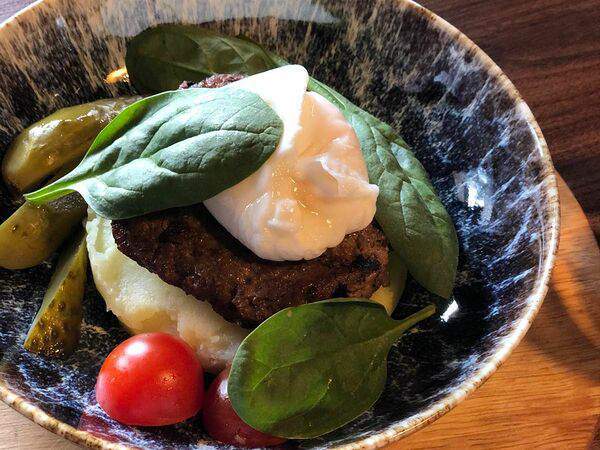 Квартира - Бифштекс с толченым картофелем и яйцом пашот