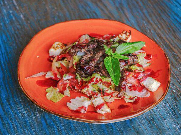 Кинза - Салат с говядиной и жаренным сыром