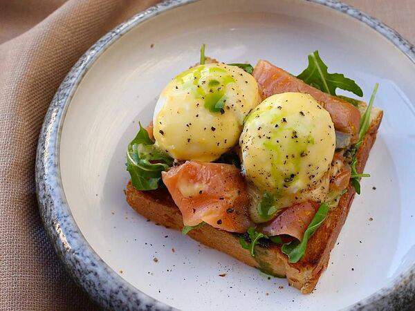 The Odi - Яйцо бенедикт на бриоши с рукколой и маринованным лососем