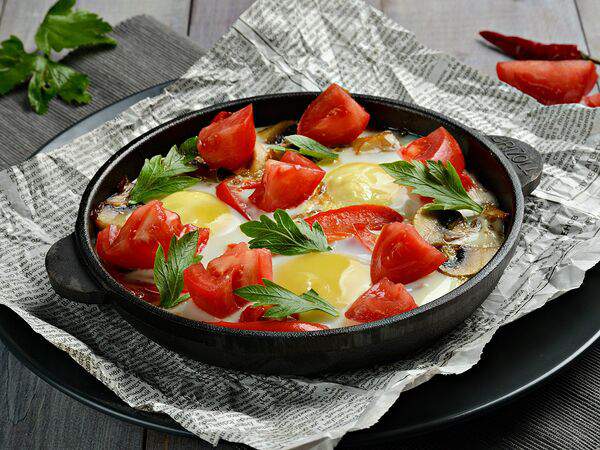 ВкусняША - Яичница с овощами из трёх яиц