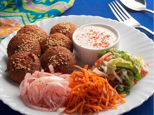 Плюс Пара - Фалафель фри с салатом и соусом