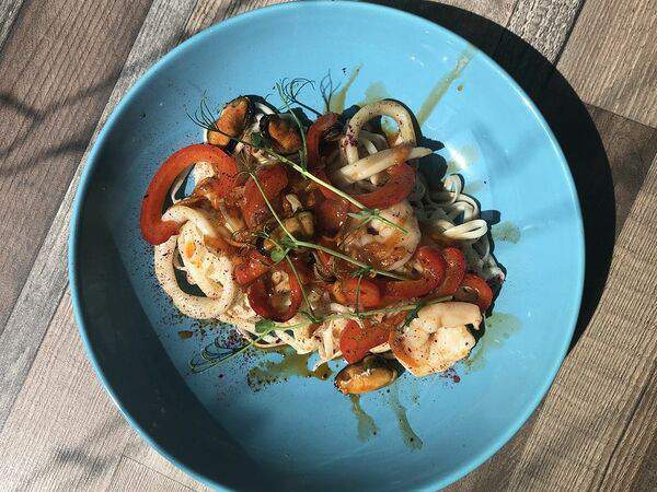 Lounge 1925 - Лапша удон с морепродуктами в соусе терияки и овощами