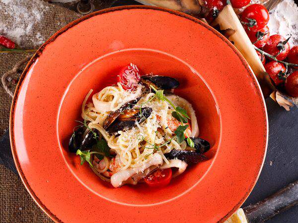 Фьюжн - Спагетти с морепродуктами в сливочном соусе