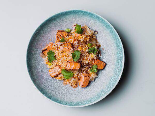 Pagu - Жареный рис с опаленным лососем