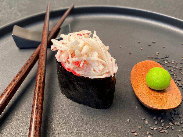 Лосось sushi & oysters - Гункан со снежным крабом