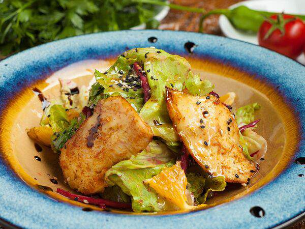 Трапеза - Теплый салат с утиной грудкой