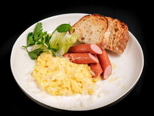Мона - Скрэмбл с пармезаном и сосисками