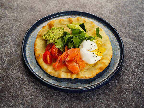 Грузинское бистро Ваха-Лавка - Слабосоленая семга с давленным авокадо и яйцом