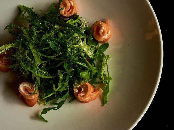 Chocolate - Салат со слабосоленым лососем и сливочным сыром