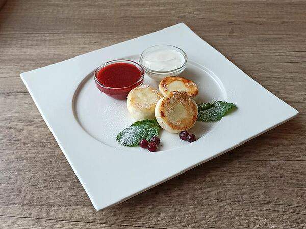 Чашка - Сырники со сметаной и ягодным соусом