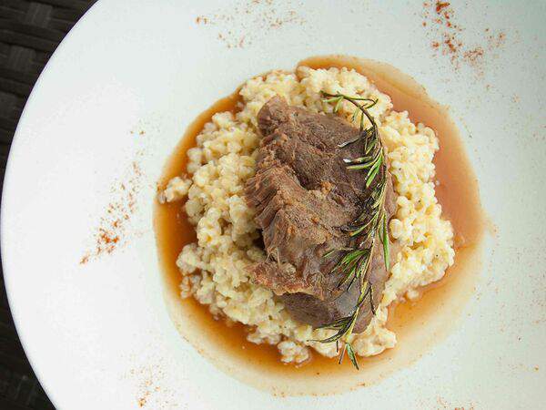 Wooden - Говяжьи щечки в соусе демиглас и сливочным булгуром