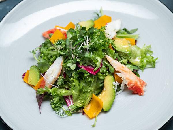 Залив - Салат с камчатским крабом, манго и авокадо