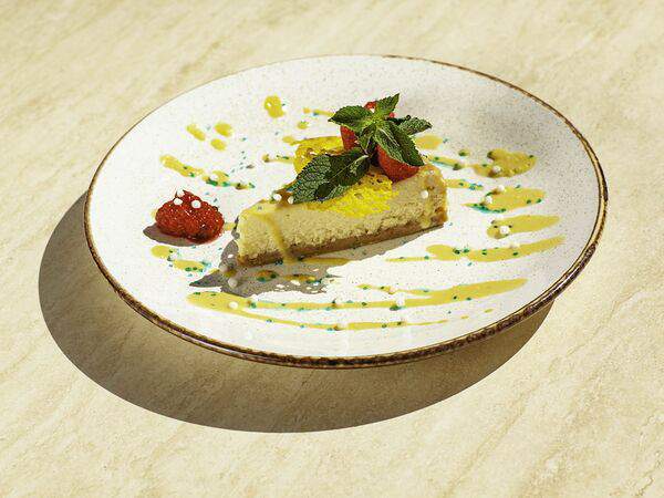 Утесов - Сливочный чизкейк со свежей ягодой и тропическим соусом