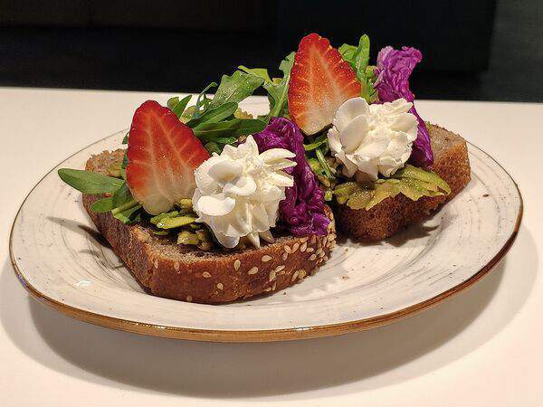 Импресс - Брускетта с авокадо и клубникой