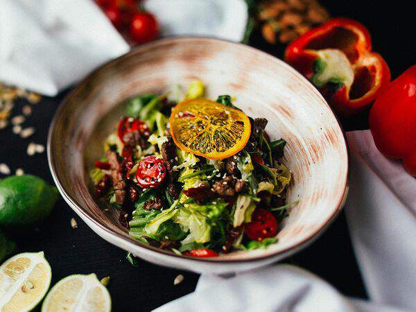 Plum - Салат из телячьей вырезки с вялеными томатами и медово-горчичной заправкой