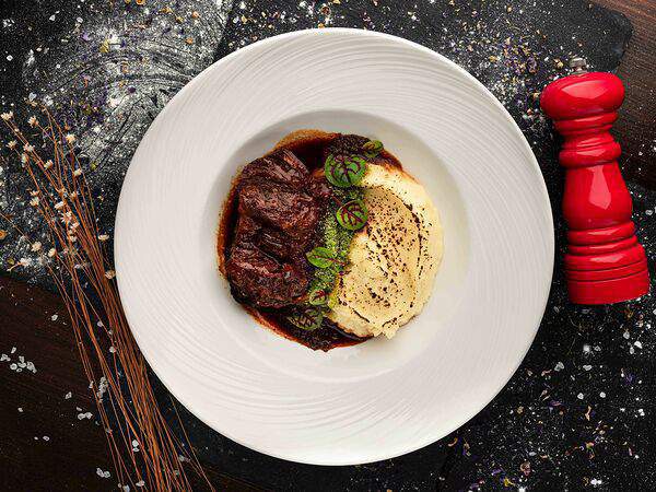 Bretzel - Говяжьи щечки с картофельным пюре