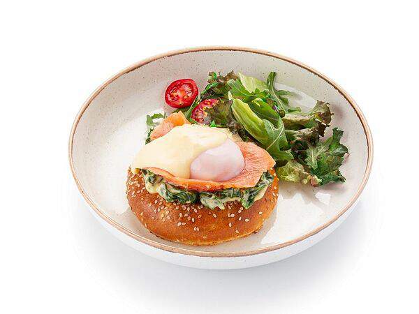 Шоколадница - Лосось и яйцо пашот на лепешке с кунжутом