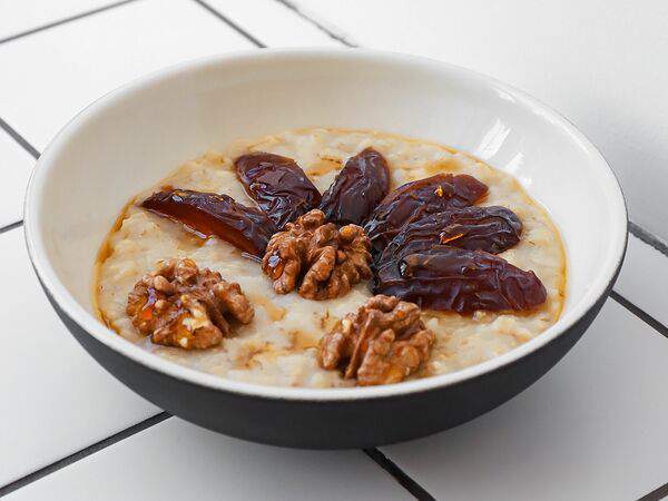 Technica - Каша овсяная с финиками и грецким орехом