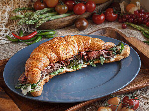 Кафе-пекарня Susser - Круассан с ростбифом