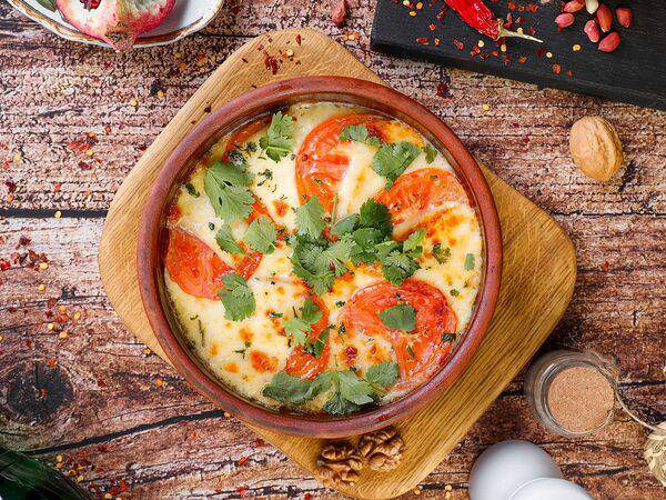 Алазани - Сулугуни с томатами на кецзе