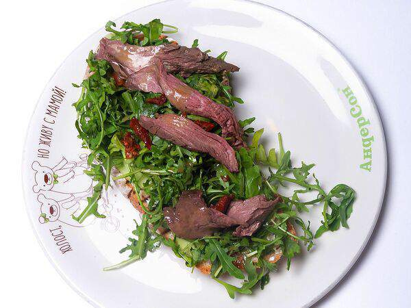 АндерСон - Брускетта с домашним ростбифом на деревенском хлебе