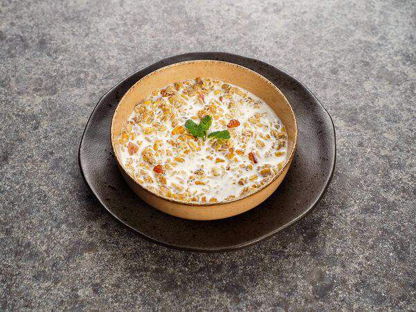 Грузинское бистро Ваха-Лавка - Гранола с цукатами, грецким орехом и вишней на молоке