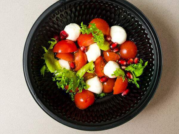 Street Market Food&Coffee - Мини моцарелла с томатами, арахисовым песто и гранатом