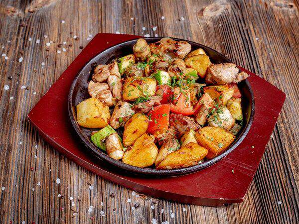 Parmesan - Горячая сковорода со свининой