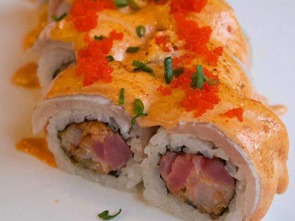 Море в коробке - Роллы креветка темпура, тунец спайси, морской окунь и тёплый сырно-острый соус