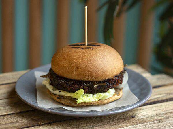 Кофейня Зеленая Улица - Бургер с котлетой из чечевицы