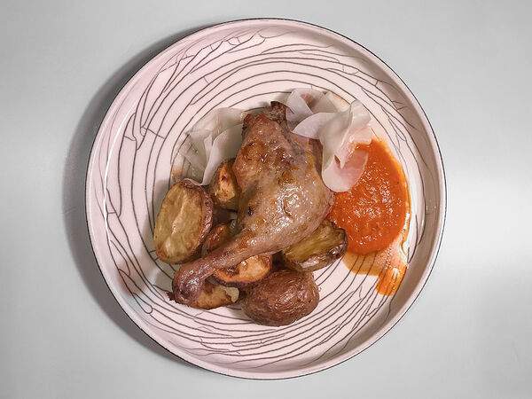 Трактир белый - Утиная ножка с печеным картофелем