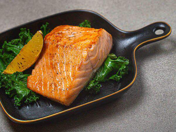 Andys - Стейк из лосося с жареными цукини