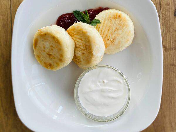 Ibis Kitchen - Сырники со сметаной и клубничным джемом