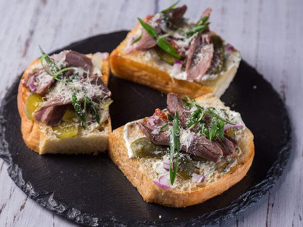 Шеннон - Брускетты с ростбифом