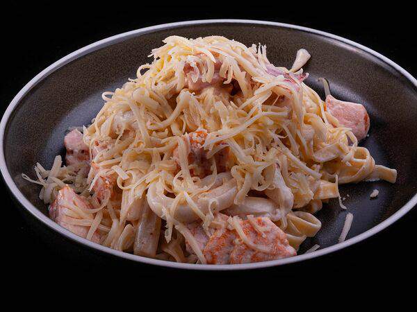 Киото - Фетучини с семгой, кальмаром и беконом