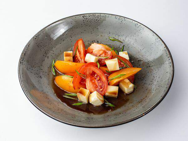 Персонажи - Салат из сладких томатов с сыром Сулугуни