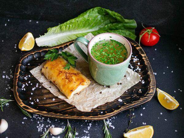 Кафе Арабелла - Кружка куриного бульона и блинчик с курицей