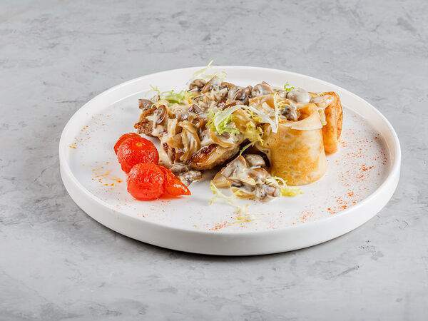 Terra - Свинина с домашними блинами и сливочным соусом из грибов